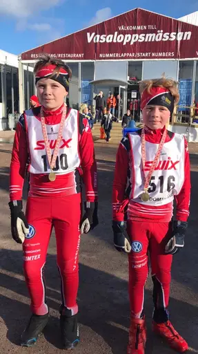 Till höger: Bertil Röös passerar målportalen i Mora. Till vänster: Folke och Bertil Röös med medaljer efter målgången. 