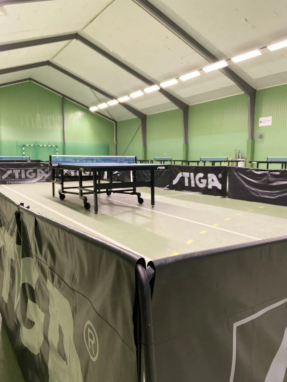 Bild: Bordtennisbord och -hagar uppställda i träningslokal Björkhallen. Foto: Victor Karlsson/VIF Bordtennis