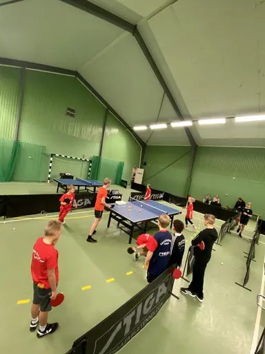 Bild: Höjdpunkter från jullovslägret den 19 dec och Minitävling 2 den 21 dec i Björkhallen. Foto: Victor Karlsson/VIF Pingis