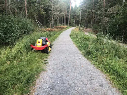Slyröjning banan runt, invändig ommålning av klubbstugan, Bryta loss sten, kasta gamla gummidäck