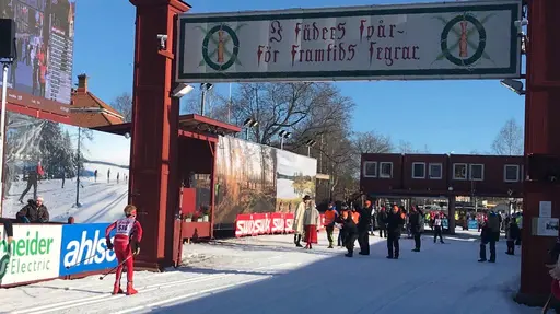 Till höger: Bertil Röös passerar målportalen i Mora. Till vänster: Folke och Bertil Röös med medaljer efter målgången. 