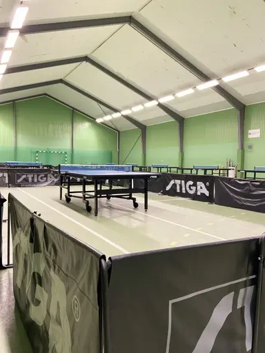 Bild: Lokalen, fantastiska och engagerade deltagare och ledare i Björkhallen den 14-15 juni 2024. Foto: Victor Karlsson/VIF Bordtennis 