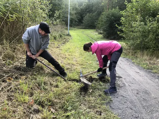 Slyröjning banan runt, invändig ommålning av klubbstugan, Bryta loss sten, kasta gamla gummidäck