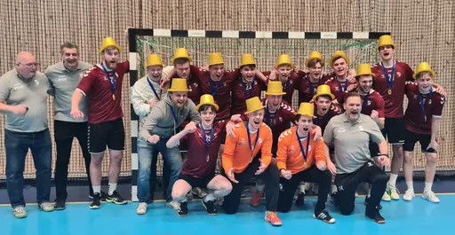 Bild 1: Lagkapten Johannes Reicke tar sats med guldpengen. Bild 2; herrlaget i mål. Bild 3: Vassundas ordförande Jens Lindquist tillika medaljutdelare från HF Öst