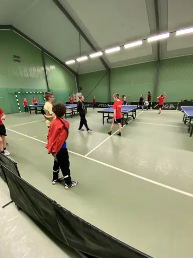 Bild: Björkhallen den 30 oktober 2024 med ledare Victor, deltagare i träning och lek, en tom pingishall efter lägret och en affisch som inbjudan finns på. Foto: Elis Låås och Victor Karlsson/VIF BT