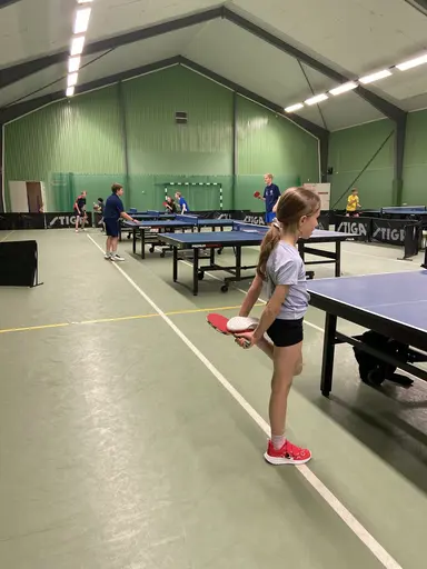 Bild: Lokalen, fantastiska och engagerade deltagare och ledare i Björkhallen den 14-15 juni 2024. Foto: Victor Karlsson/VIF Bordtennis 