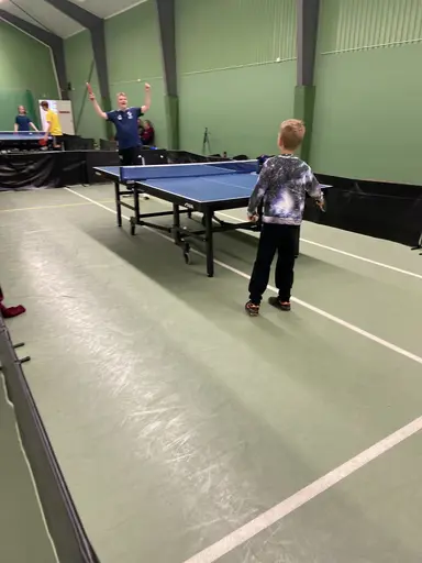 Bild: Lokalen, fantastiska och engagerade deltagare och ledare i Björkhallen den 14-15 juni 2024. Foto: Victor Karlsson/VIF Bordtennis 