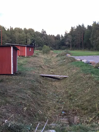 Slyröjning banan runt, invändig ommålning av klubbstugan, Bryta loss sten, kasta gamla gummidäck