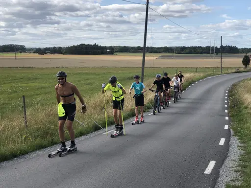 Tur & retur ca 40 km. Även familjemedlemmar följde med på cyklar.