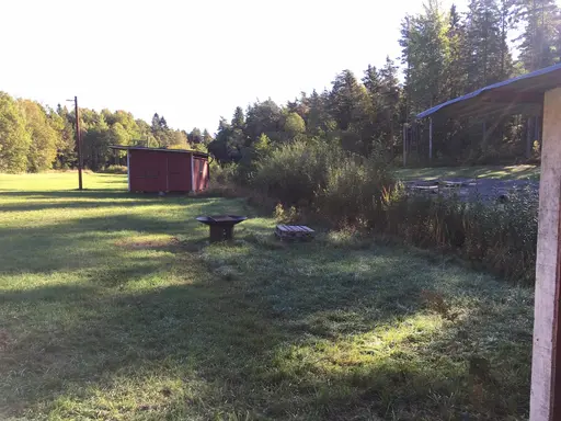 Slyröjning banan runt, invändig ommålning av klubbstugan, Bryta loss sten, kasta gamla gummidäck