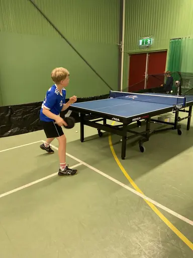 Bild: Lokalen, fantastiska och engagerade deltagare och ledare i Björkhallen den 14-15 juni 2024. Foto: Victor Karlsson/VIF Bordtennis 