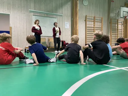 Bild: Händelser och medlemmar i VIF BT i Högåsskolans gymnastiksal. Foto: (1) Emilia Loberg, (2-12) Victor Karlsson/VIF Bordtennis