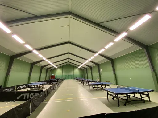 Bild: Lokalen, fantastiska och engagerade deltagare och ledare i Björkhallen den 14-15 juni 2024. Foto: Victor Karlsson/VIF Bordtennis 