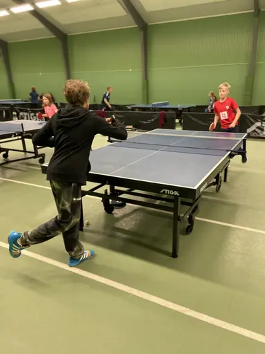 Bild: Lokalen, fantastiska och engagerade deltagare och ledare i Björkhallen den 14-15 juni 2024. Foto: Victor Karlsson/VIF Bordtennis 