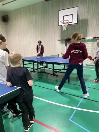 Bild: Händelser och medlemmar i VIF BT i Högåsskolans gymnastiksal. Foto: (1) Emilia Loberg, (2-12) Victor Karlsson/VIF Bordtennis