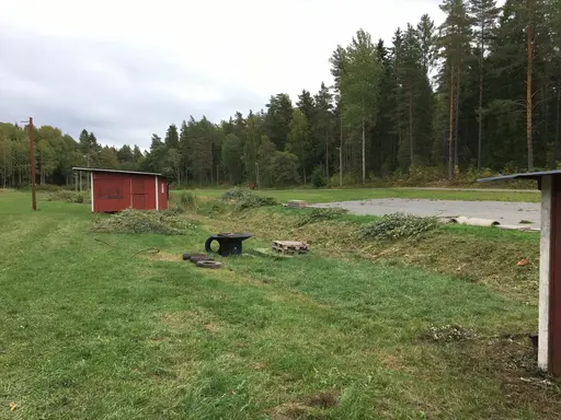 Slyröjning banan runt, invändig ommålning av klubbstugan, Bryta loss sten, kasta gamla gummidäck