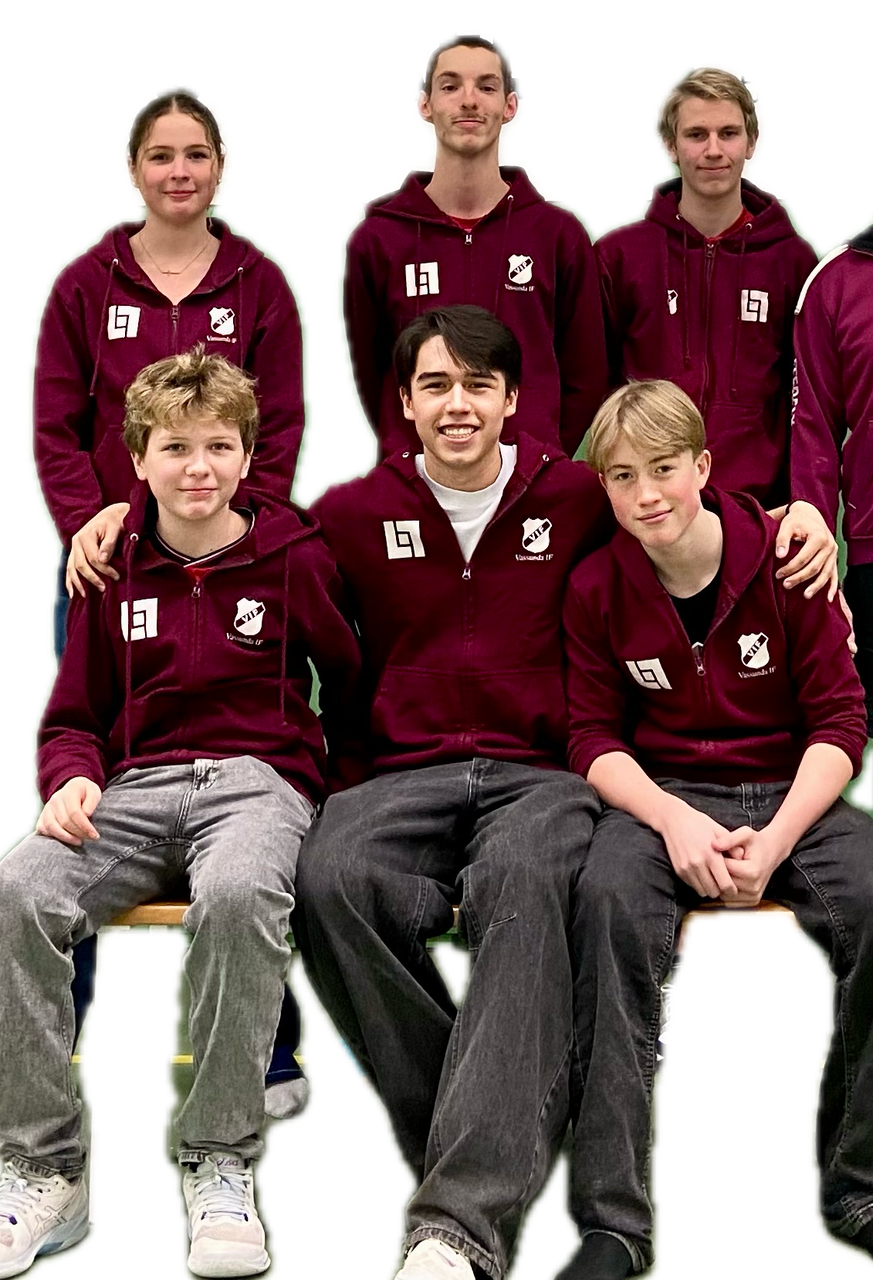 Bild: Ledare Elis Låås, Emilia Loberg, Victor Karlsson, Wilhelm Wallmark och sparringspelare Filip Lindqvist, Filip Loberg. Foto: Adrian Andersson/VIF Bordtennis