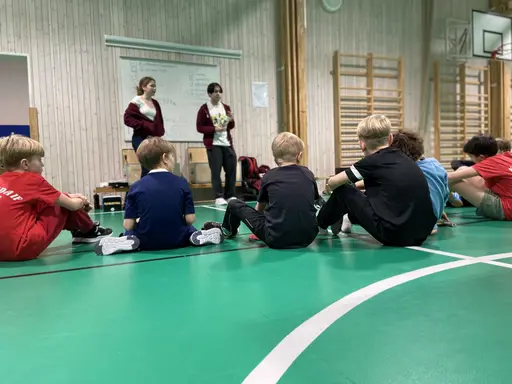Bild: Händelser och medlemmar i VIF BT i Högåsskolans gymnastiksal. Foto: (1) Emilia Loberg, (2-12) Victor Karlsson/VIF Bordtennis