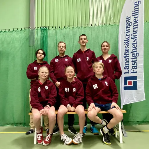 Bild: Ungdomsledare i VIF Bordtennis iklädda luvtröjor med reklamtryck av logotyp och med flagga från Länsfast Knivsta AB till höger. Foto: Lembit Karlson/VIF Bordtennis 202401