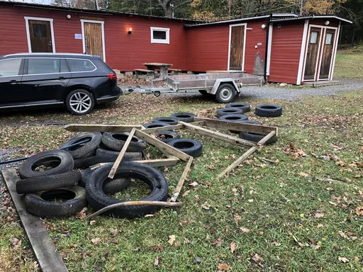 Slyröjning banan runt, invändig ommålning av klubbstugan, Bryta loss sten, kasta gamla gummidäck