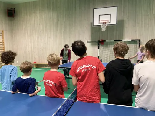 Bild: Händelser och medlemmar i VIF BT i Högåsskolans gymnastiksal. Foto: (1) Emilia Loberg, (2-12) Victor Karlsson/VIF Bordtennis