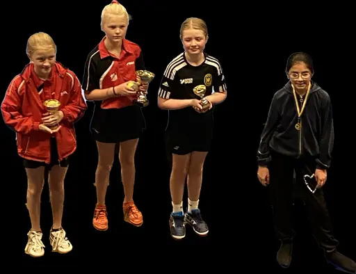 Bild: Ungdomsspelare från VIF Bordtennis vid prisutdelning. Medverkande: Elis Låås, Filip & Freja Lindqvist, Tuva Åsbjer, Vidar Mattsson Olsson. Foto: Victor Karlsson, Henrik Larsson/VIF Bordtennis