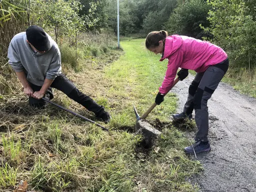 Slyröjning banan runt, invändig ommålning av klubbstugan, Bryta loss sten, kasta gamla gummidäck