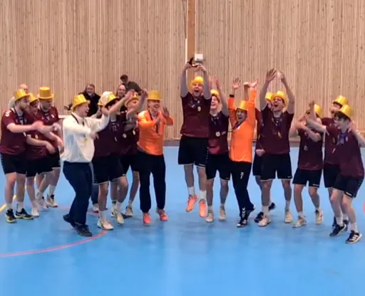 Bild 1: Lagkapten Johannes Reicke tar sats med guldpengen. Bild 2; herrlaget i mål. Bild 3: Vassundas ordförande Jens Lindquist tillika medaljutdelare från HF Öst