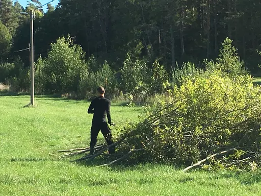 Slyröjning banan runt, invändig ommålning av klubbstugan, Bryta loss sten, kasta gamla gummidäck