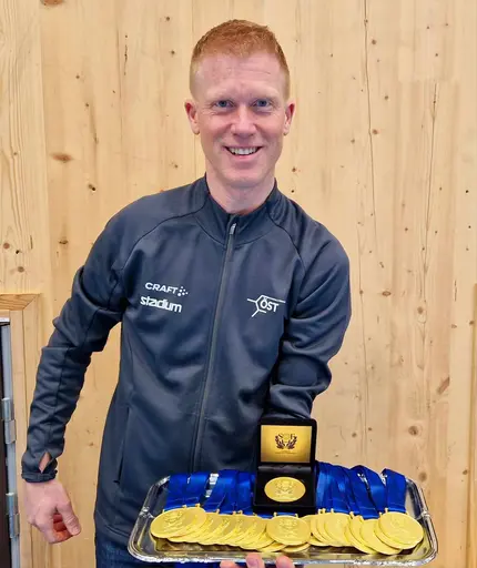 Bild 1: Lagkapten Johannes Reicke tar sats med guldpengen. Bild 2; herrlaget i mål. Bild 3: Vassundas ordförande Jens Lindquist tillika medaljutdelare från HF Öst