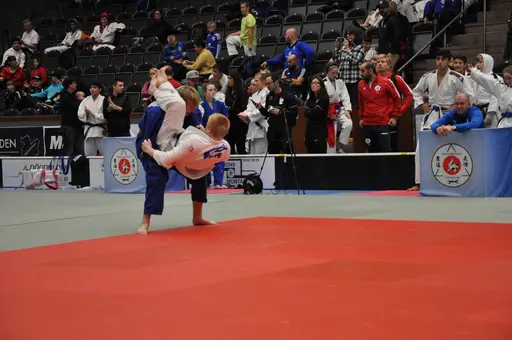fotografierna är fria att delas/användas för privat bruk samt i judosammanhag dock ej för kommersiellt bruk.