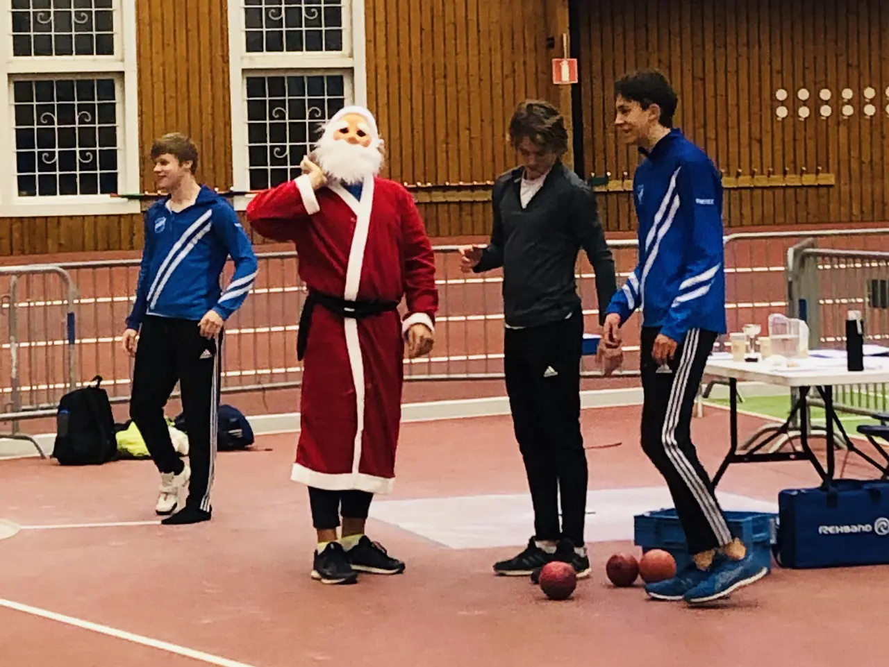 Tänk att Tomten kom ändå!! Här får han instruktioner av kulstötarna Fredrik, Gustav och Jesper.
