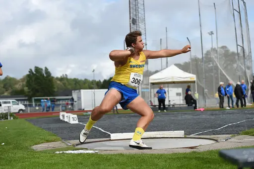 Arvid in action samt tidigare bild på Karin som i samband med VSM erhöll Elittrofén. För att få denna utmärkelse krävs minst 12 års tävlande och 600 poäng! Lite extra grattis till er båda.