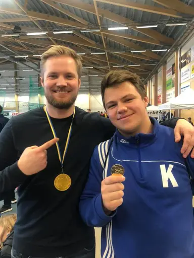 Stolt coach Lars med Arvid till vänster och trestegsraketen Gustav till höger!