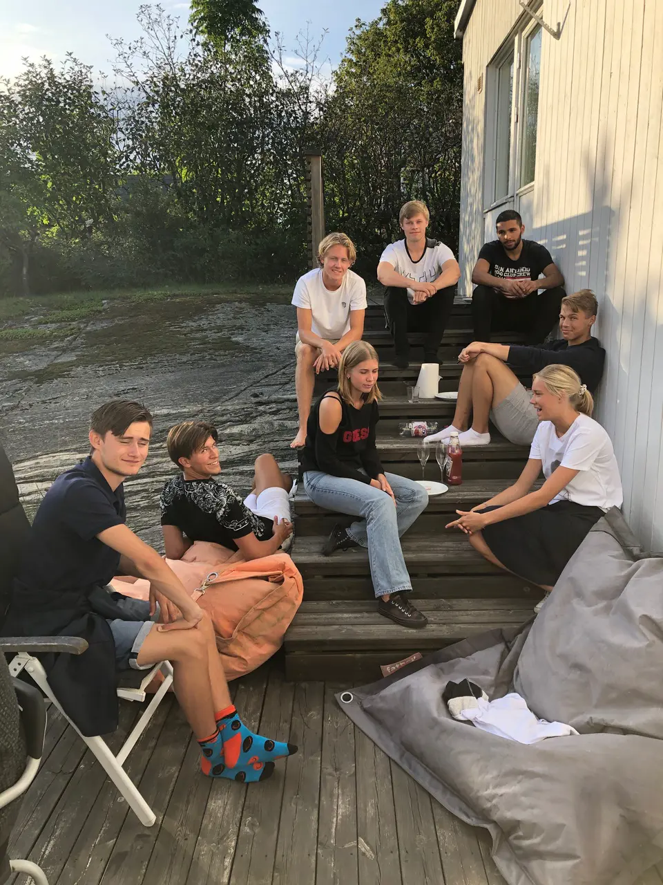 02-gänget laddar inför helgen i den sommarsköna kvällen så här dagen innan!