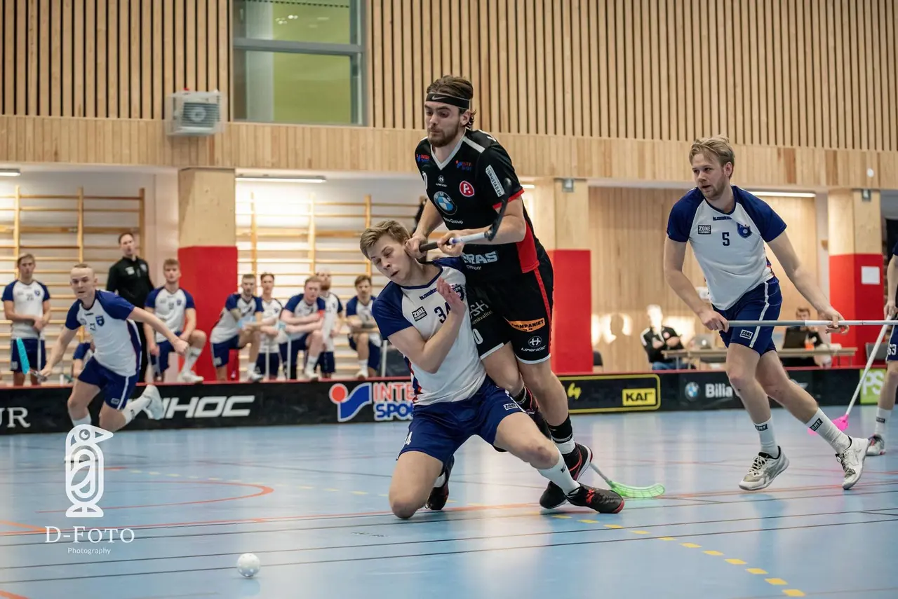Måns delar ut ett klassiskt ”fälleben” i första matchen.