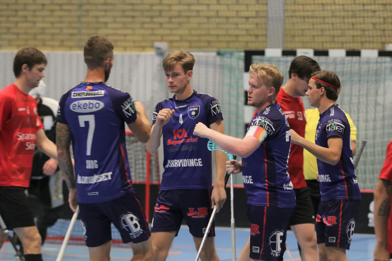 Glädje efter ett av alla mål i powerplay Foto Roger Nielsen