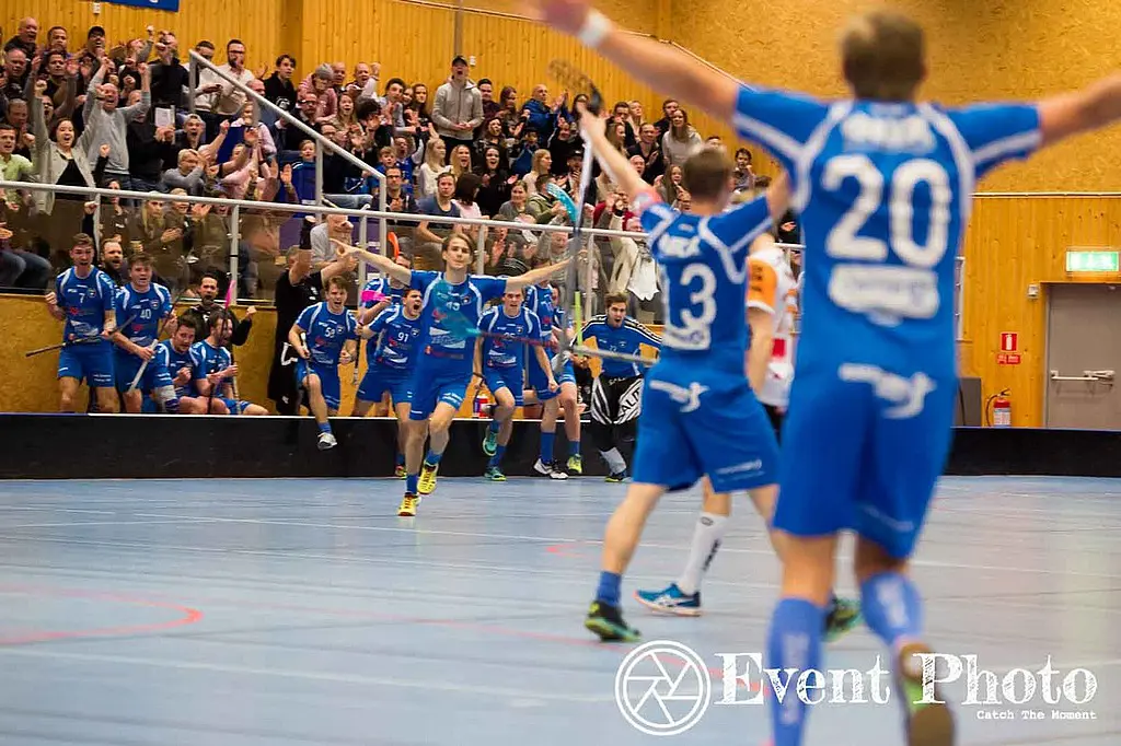 Så ska ett måljubel se ut, inför fullsatta läktare