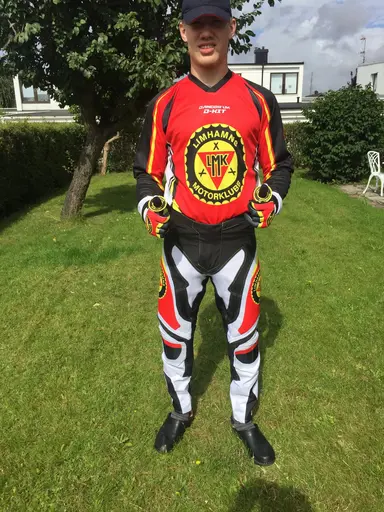 Mattias i nya uniformen. (med ordförandens tröja)