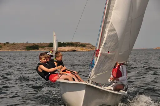 Bilder från skolsegling med Hunneboskolan våren 2018, många och glada erfarenheter. Segling för alla!