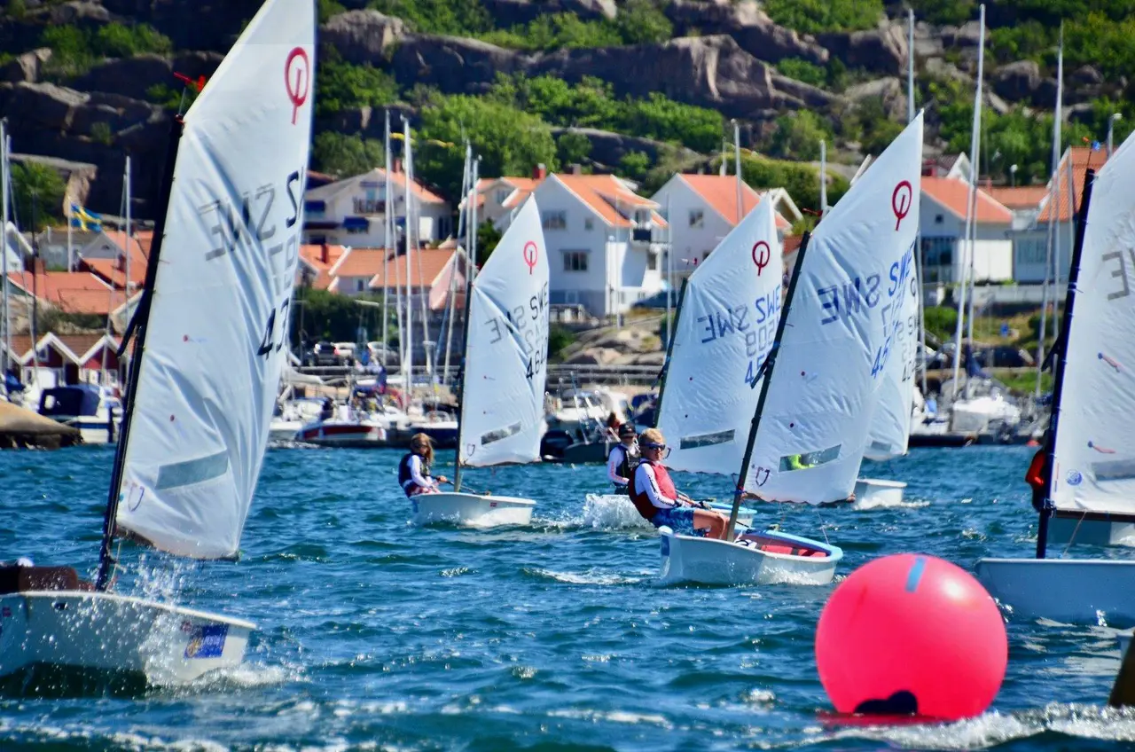 " Sotepokalen är en jolleregatta som ingår i Liros Cup. Tävlingen arrangeras varje år och arrangeras helgen efter midsommar. Välkommen ung som gammal"