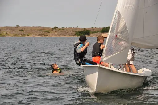 Bilder från skolsegling med Hunneboskolan våren 2018, många och glada erfarenheter. Segling för alla!