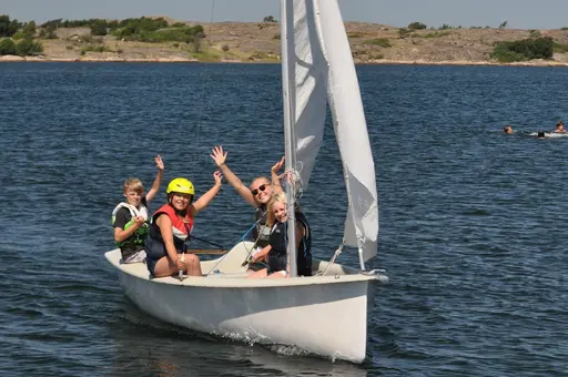 Bilder från skolsegling med Hunneboskolan våren 2018, många och glada erfarenheter. Segling för alla!
