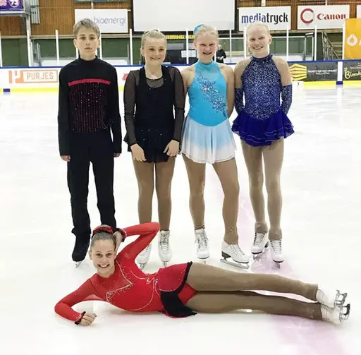 KK TV:s tävlingsåkare på Trollstjärnan poserar på isen. Bra jobbat, alla!