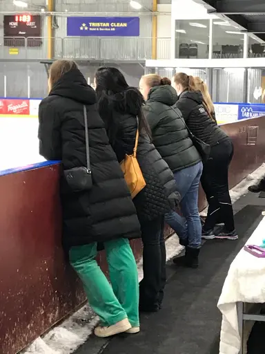 Tränarhäng vid isen. läktarhäng och pristagarna i klass Ungdom 13 Stjärnklass_1 flickor grupp 1 och 2