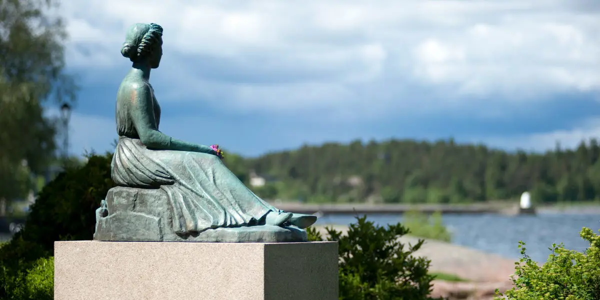 Birger Sjöbergs Frida blickar ut över sitt lilla Paris