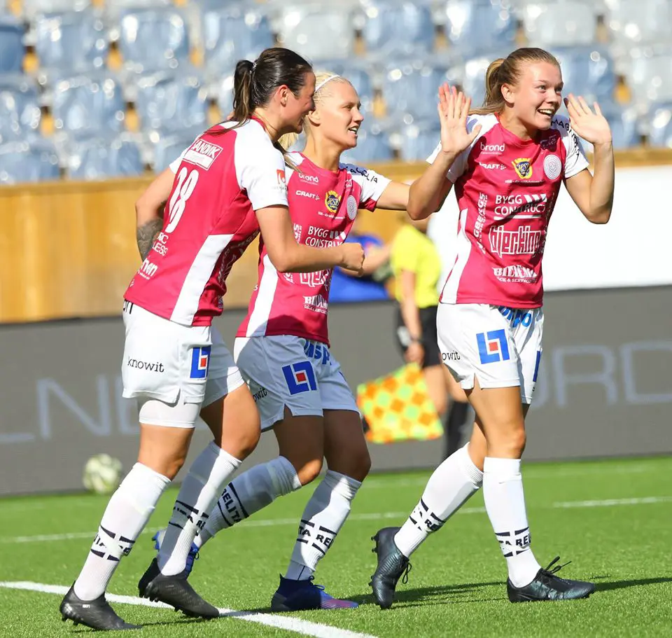 Beata Olsson, Nicole Odelberg Modin och Sara Olai firar Olssons matchavgörande 3-2-mål mot Djurgårdens IF. Foto - Tobbe Bengtsson.