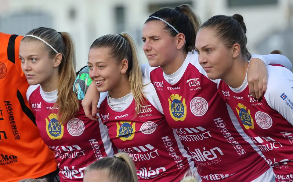 Beata Olsson, Cornelia Kapocs, Sofia From och Märta Säfström har samtliga kontrakt över nästa säsong. Foto - Tobbe Bengtsson
