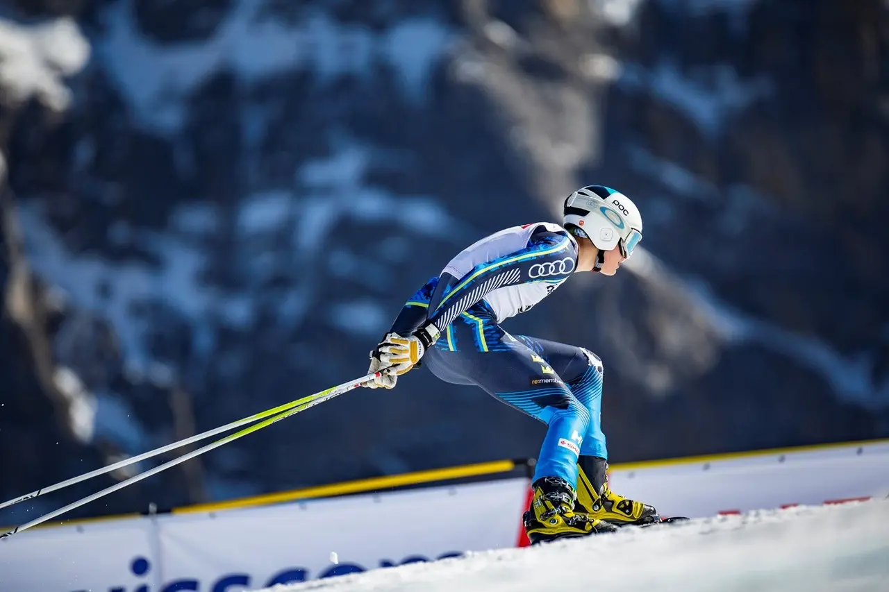 Alvin Noaksson visar fin teknik under JVM i Mürren-Schilthorn, Schweiz, 2022. Foto Samuel Decout.