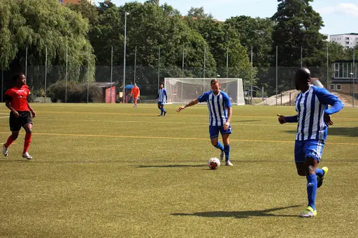 Två målgester, Markus Blomquist och Kamran Nosrati i en luftduell